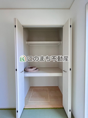 【内観：施工例】 | いろどりアイタウン鹿沼市千渡22-P1 | 中棚付きの収納はお布団をしまうのにも最適です♪お子様のお昼寝にも便利な和室です。