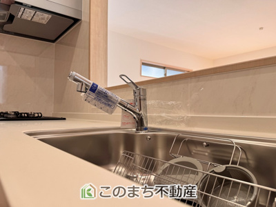 【キッチン】 | いろどりアイタウン鹿沼市千渡22-P1 | ビルトイン型浄水器を内蔵したキッチン水栓。お米を研いだり、野菜を洗ったりするときなど用途に応じてワンタッチで浄水に切り替えが可能です。カートリッジ式なので、フィルターを簡単に交換する事が出来ます。