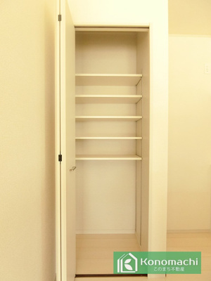 【内観：施工例】 | いろどりアイタウン鹿沼市千渡22-P1 | キッチンパントリーも収納しやすく大変便利です♪