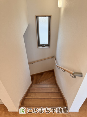 【内装】 | いろどりアイタウン鹿沼市千渡22-P1 | 手すり付きで小さなお子様にも安心の階段スペースです☆