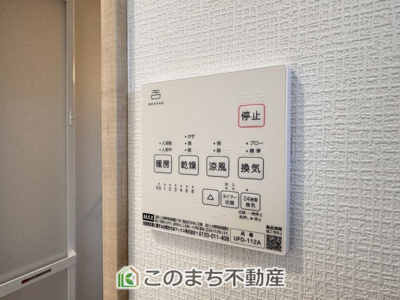 【冷暖房・空調設備】 | いろどりアイタウン鹿沼市千渡22-P1 | 雨の日や湿気の多い梅雨時期など、洗濯物が乾き難い時期に重宝する浴室換気乾燥機。乾燥機能だけではなく、冬場の浴室内の寒暖差を緩和する暖房機能も標準装備。ヒートショック対策に一役買います。