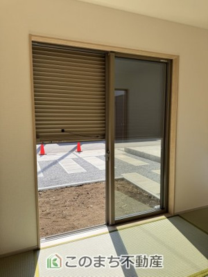 【内装】 | いろどりアイタウン鹿沼市千渡22-P1 | 1階掃出し窓はシャッター雨戸で防犯性アップ♪