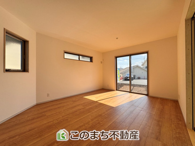 【居間・リビング】 | いろどりアイタウン鹿沼市千渡22-P1 | お手入れのしやすいフローリング仕様です。普段はフロアモップなどを使って、簡単にお掃除していただけます◎