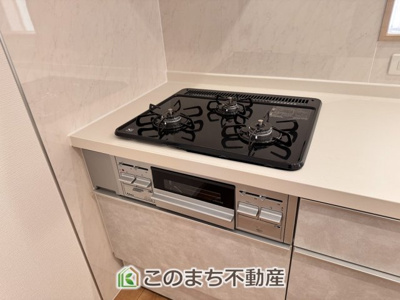 【内観：施工例】 | いろどりアイタウン鹿沼市千渡22-P1 | 三ツ口コンロ採用で、同時調理もスムーズ◎！お料理を並べられるカウンター付きで、配膳・片付けをサポート！リビングで過ごすご家族とコミュニケーションを楽しみながら作業可能です♪
