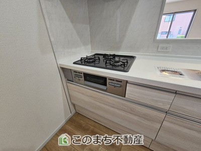 【内観：施工例】 | いろどりアイタウン鹿沼市千渡22-P1 | 三ツ口コンロ採用で、同時調理もスムーズ◎！お料理を並べられるカウンター付きで、配膳・片付けをサポート！リビングで過ごすご家族とコミュニケーションを楽しみながら作業可能です♪