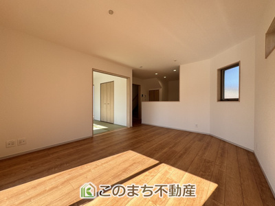 【居間・リビング】 | いろどりアイタウン鹿沼市千渡22-P1 | 開放感のある広々としたリビング☆家族みんなでゆったりくつろげます♪ 南側から暖かな日差しが差し込みます♪キッチンからリビングの様子がよく見渡せます☆