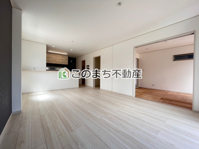 【内観：施工例】 | いろどりアイタウン鹿沼市千渡22-P1 | 開放感のある広々としたリビング☆家族みんなでゆったりくつろげます♪
南側から暖かな日差しが差し込みます♪キッチンからリビングの様子がよく見渡せます☆