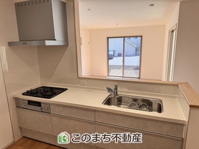 【キッチン】 | いろどりアイタウン鹿沼市千渡22-P1 | 人気の対面式キッチン☆料理をしながらご家族とコミュニケーションが取れます♪
調理スペースもしっかり確保しておりますので、毎日のお料理もはかどります♪