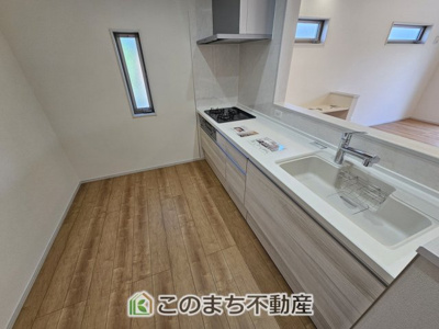 【内観：施工例】 | いろどりアイタウン鹿沼市千渡22-P1 | 人気の対面式キッチン☆料理をしながらご家族とコミュニケーションが取れます♪
調理スペースもしっかり確保しておりますので、毎日のお料理もはかどります♪