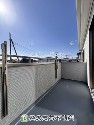 【バルコニー】 | いろどりアイタウン鹿沼市千渡22-P1 | 南向きの大型バルコニーは陽当り良好で、たっぷりのお洗濯物もよく乾きます！