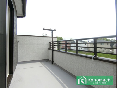 【内観：施工例】 | いろどりアイタウン鹿沼市千渡22-P1 | 南向きの大型バルコニーは陽当り良好で、たっぷりのお洗濯物もよく乾きます！