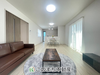 【居間・リビング】 | ハートフルタウン宇都宮市戸祭2丁目1期　1号棟 | 開放感のある広々としたリビング☆家族みんなでゆったりくつろげます♪
南側から暖かな日差しが差し込みます♪キッチンからリビングの様子がよく見渡せます☆