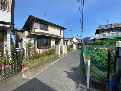 【前面道路含む現地写真】 | 八田荘小・平成２年建築・大和ハウス工業施工・北東角地・土地64坪・堺市中区八田寺町 | 前面道路含む現地写真です