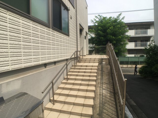 【その他共用部分】 | エントランスに通じる外階段