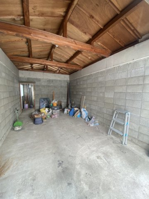 【駐車場】 | 中古戸建　二本松市木ノ崎240－3 | 車庫内はクリーニングを行う予定です。車がすっぽりと収まるので、雪が降っても朝の忙しい時間に雪下ろしをしなくて済むので安心ですね。