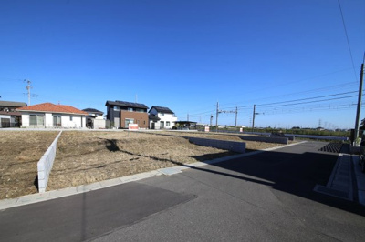 【前面道路含む現地写真】 | 久喜市八甫第８期 No,７ | 前面５～６ｍ道路。