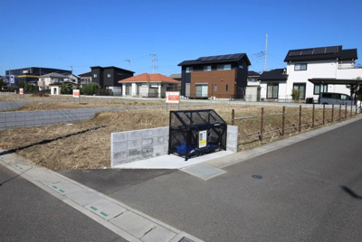 【前面道路含む現地写真】 | 久喜市八甫第８期 No,７ | 南東から撮影。ごみ置場がございます。現地をご確認ください。
