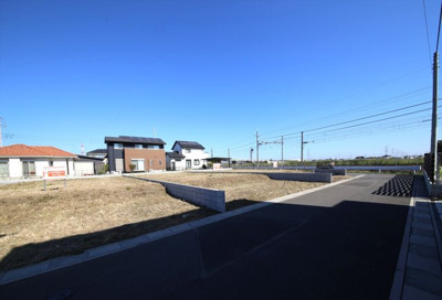 【前面道路含む現地写真】 | 久喜市八甫第８期ＮＯ,７ | 前面５～６ｍ道路。