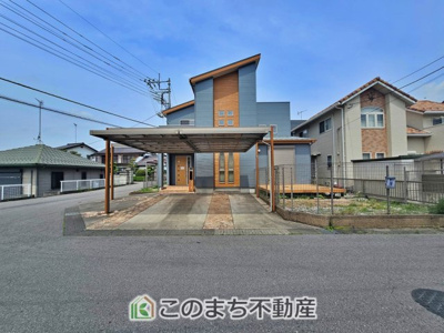 【駐車場】 | 宇都宮市野沢町中古戸建 | 2台並列駐車が可能なカーポート付きです。
洗車も出来る余裕のあるスペースには、もちろん自転車の駐輪も可能！
夏にはビニールプールを広げて、お子様と楽しむのも良いですね♪