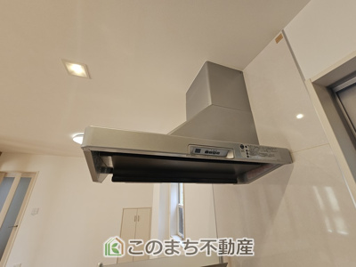 【外観】 | 宇都宮市野沢町中古戸建 | 採光が得られ明るいキッチンです。気軽に換気もできます。リビングのお子様を見守りながらお料理ができる対面キッチンです。