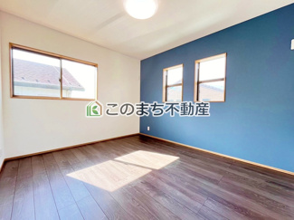 【洋室】 | 宇都宮市鶴田町新築住宅D号棟 | 日当たりが良く明るい洋室です。クローゼット付きで家具の配置がしやすく居心地の良いプライベート空間を演出します。
