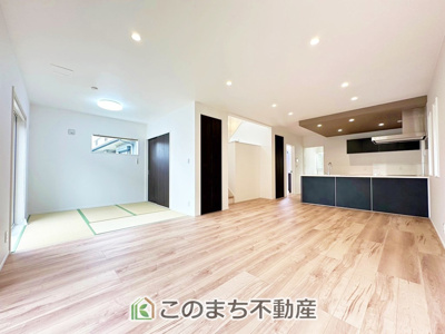 【居間・リビング】 | 小山市駅南町 | 本日ご内覧できます(*^^*)
お電話でのお問合せが非常にスムーズです！
現地直接集合のお待ち合わせも大丈夫です！
お気軽にお問合せ下さい(^^)/