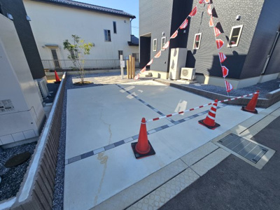 【駐車場】 | 栃木市片柳町1丁目 | 建物完成につき内覧可能です！
飽きのこないシンプルな外観と
閑静な住宅街は永住の地にピッタリです♪