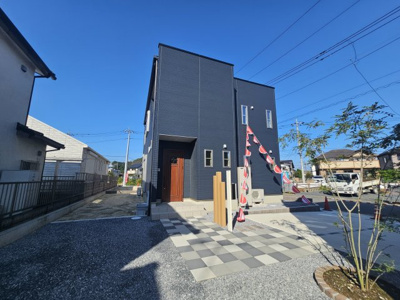 【外観】 | 栃木市片柳町1丁目 | 建物完成につき内覧可能です！
飽きのこないシンプルな外観と
閑静な住宅街は永住の地にピッタリです♪