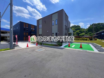 【前面道路含む現地写真】 | 鹿沼市千手町 | 建物完成につき内覧可能です！
飽きのこないシンプルな外観と
閑静な住宅街は永住の地にピッタリです♪