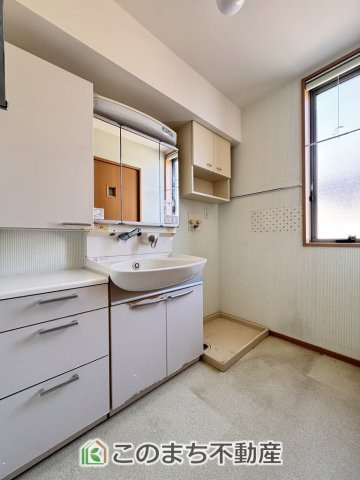 鹿沼市武子　中古一戸建ての洗面所|シャンプードレッサーで朝の身支度♪伸びるホースでお掃除も簡単清潔です！