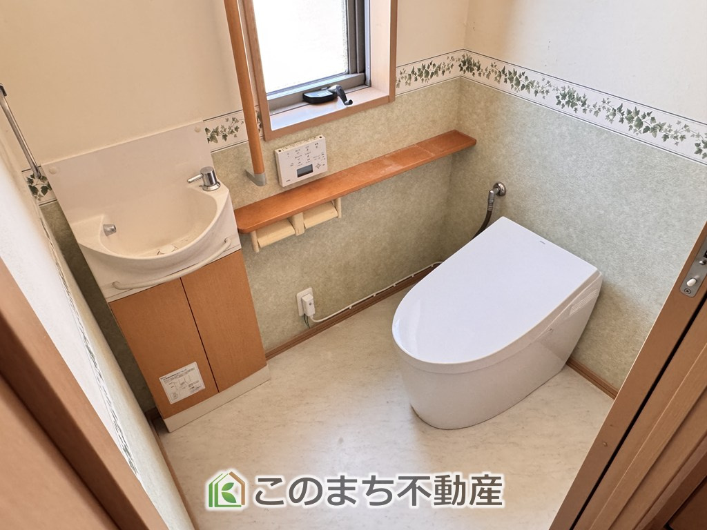 鹿沼市武子　中古一戸建てのトイレ|小窓から換気ができて清潔なトイレスペース☆