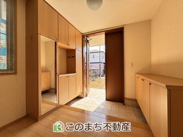 鹿沼市武子　中古一戸建ての玄関|広々とした玄関スペース♪たくさんの靴を収納できる下駄箱もございます。