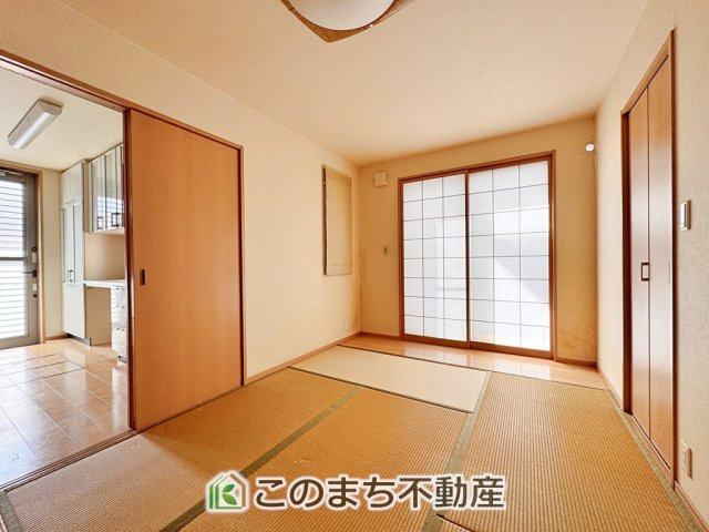 鹿沼市武子　中古一戸建ての和室|お子様のお昼寝にも便利な和室です。大きな窓から暖かな日差しが差し込みます♪