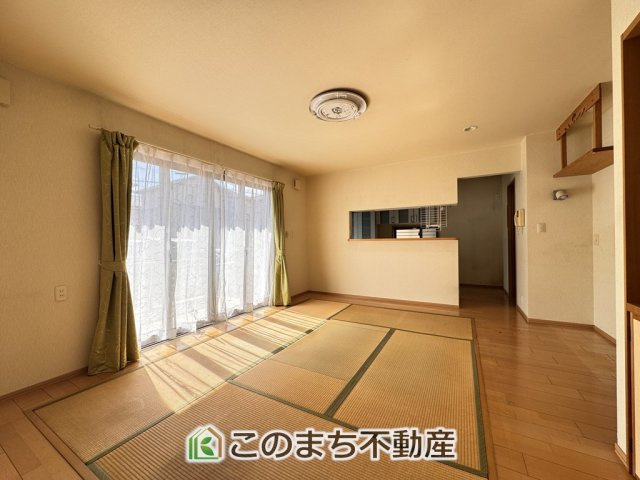 鹿沼市武子　中古一戸建ての居間・リビング|開放感のある広々としたリビング☆家族みんなでゆったりくつろげます♪
南側から暖かな日差しが差し込みます♪キッチンからリビングの様子がよく見渡せます☆