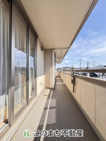 鹿沼市武子　中古一戸建てのバルコニー|南向きの大型バルコニーは陽当り良好で、たっぷりのお洗濯物もよく乾きます！
さらにインナーバルコニーなので雨の日でも安心してお出かけできますね♪