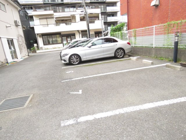 アンプルールフェール本川越の駐車場