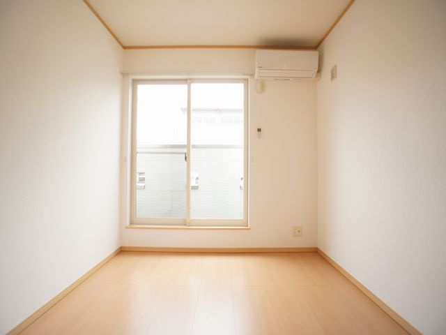 【寝室】 | フルールメゾン | 快適に過ごせるエアコン付きの6帖洋間です♪