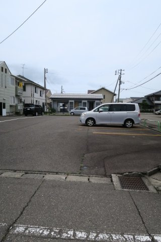 モンパレス上越第3-2号館の駐車場|駐車場は徒歩2分(120ｍ)の所にあります。