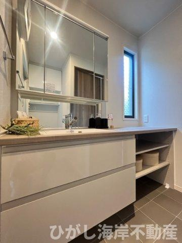 茅ヶ崎市矢畑　中古戸建　の独立洗面台|新規リフォーム完了！三面鏡化粧台