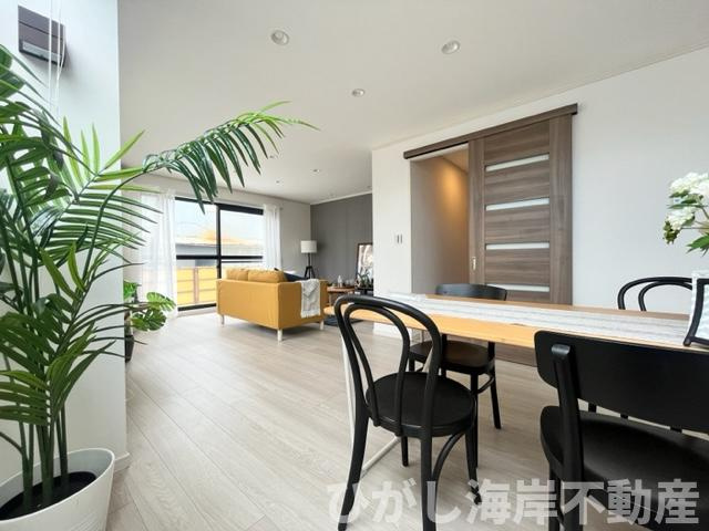 茅ヶ崎市矢畑　中古戸建　の居間・リビング|新規リフォーム完了！22帖　LDK