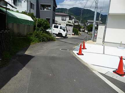 安佐北区可部南1丁目　新築一戸建て(全5棟)の前面道路含む現地写真