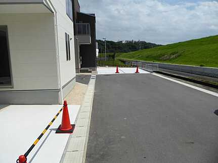 安佐北区可部南1丁目　新築一戸建て(全5棟)の前面道路含む現地写真