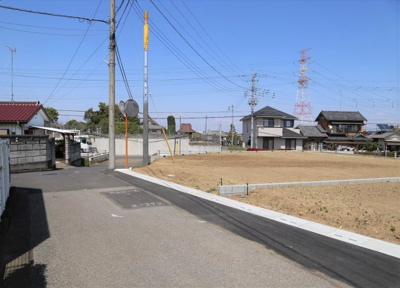【前面道路含む現地写真】 | 八甫全７区画 （北）ＮＯ,６ | 南西側から撮影。南側住戸建設前写真。前面道路
