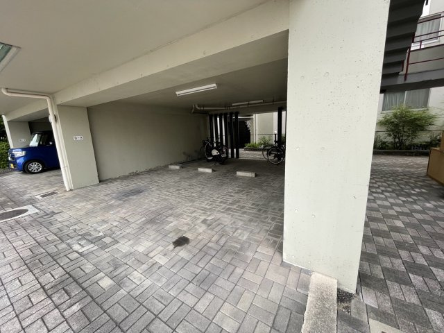 カルチェ・ダムールC棟の駐車場