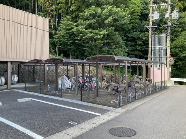 シャルム北山の駐輪場