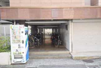 【エントランス】 | オートロックを備えた、マンションのエントランス。やはりセキュリティの観点は欠かすことができません。皆様を“安全”に送り出し、出迎えてくれます。～即日のご見学可能～　お問合せはお気軽にどうぞ。