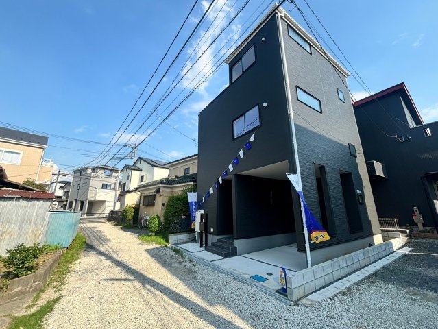 越谷市恩間　新築戸建ての前面道路含む現地写真