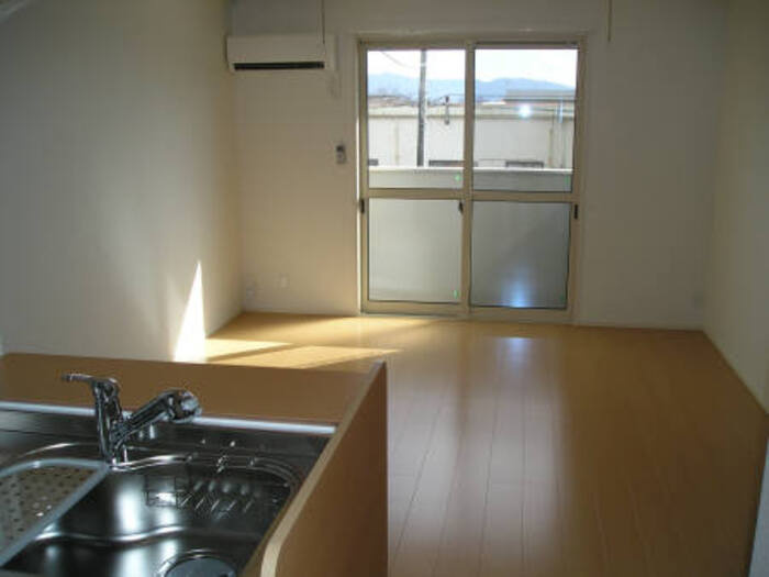 グランド マリアージュの居間・リビング|広々13帖の対面キッチンタイプのＬＤＫです。