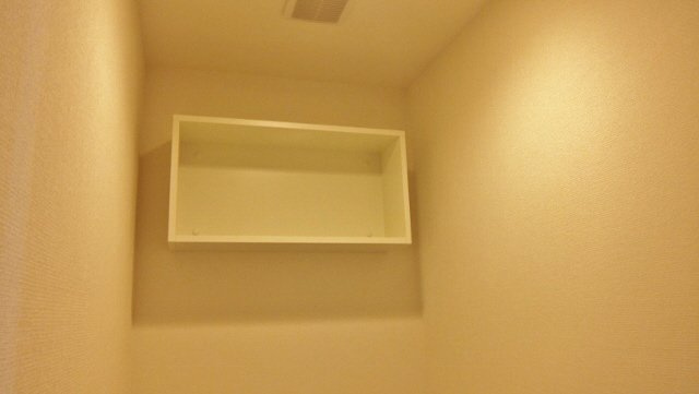 リブリ・アゼリアのトイレ|トイレ上部に棚あります