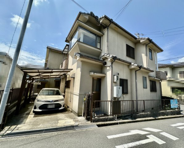 富田林市須賀１丁目　中古戸建の駐車場|駐車場はカーポート付き◎